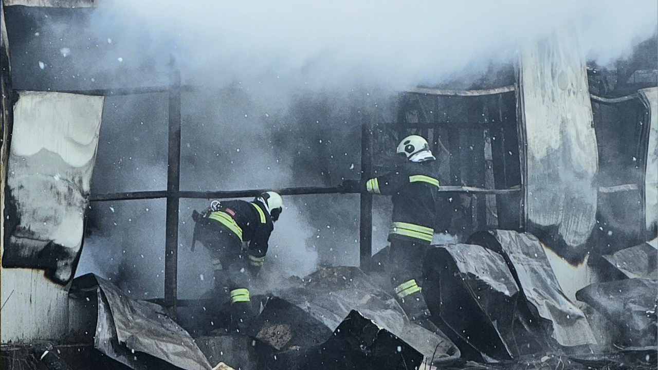 Голям пожар гори в цех за мебели на бул. "Климент Охридски" в София