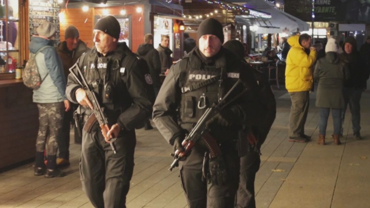 Полицаи с автомати заляха Бургас преди празниците