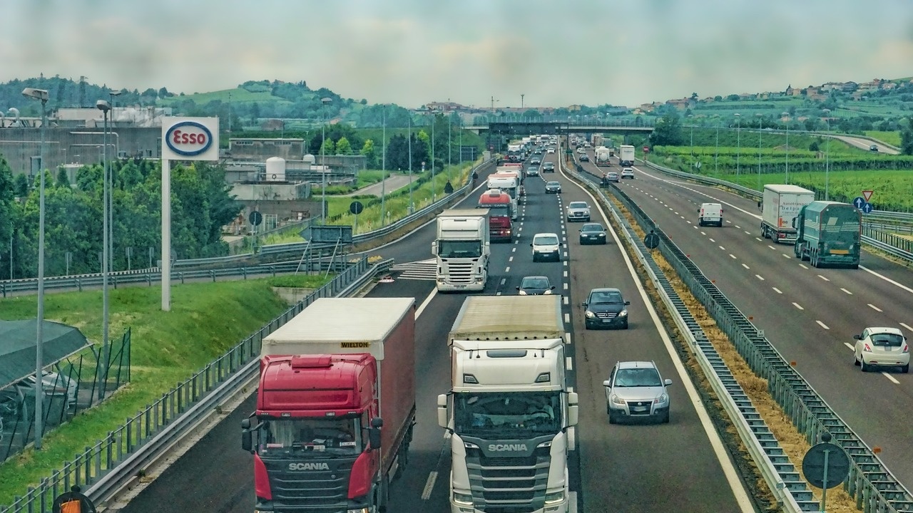 Интензивен е трафикът за товарни автомобили на изход на някои гранични пунктове с Румъния и Турция