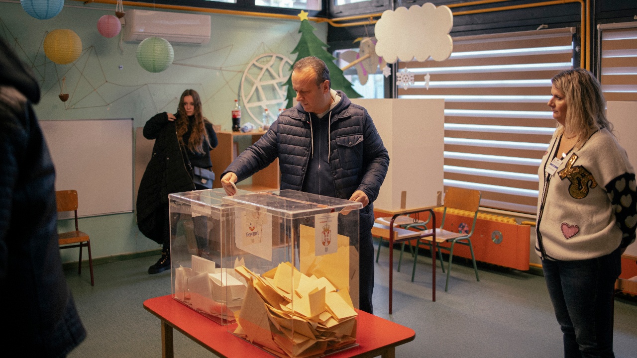 И САЩ размахаха пръст на Сърбия заради изборите