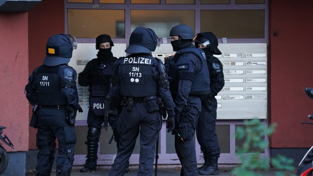 Берлински полицаи обискираха апартаменти на феминистка група, обвинена във връзки с палестински терористи