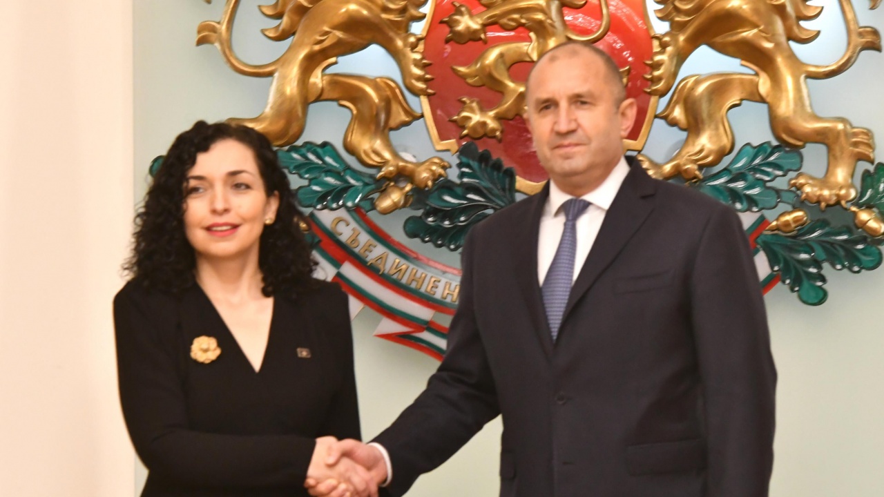 Президентът Радев разговаря на четири очи с Вьоса Османи в Прищина