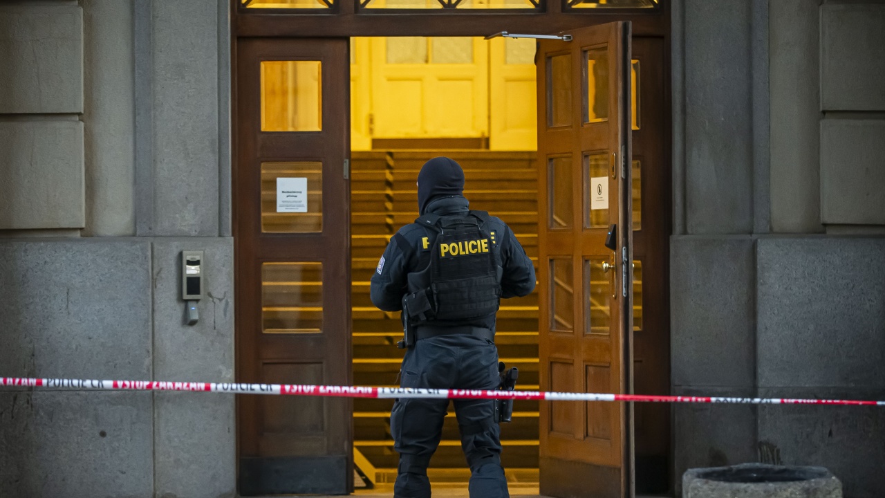 Чешката полиция затегна мерките за сигурност на обществените места след стрелбата в Прага