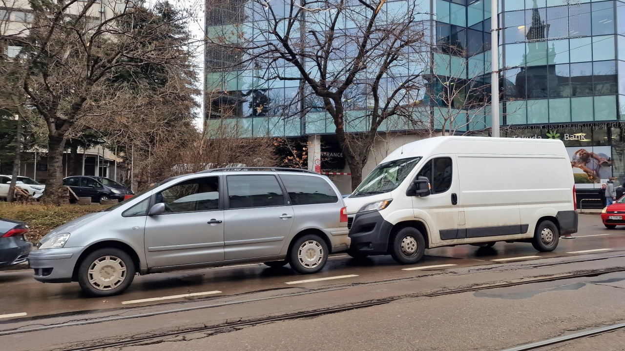 Бус и кола се удариха в центъра на София, движението е затруднено