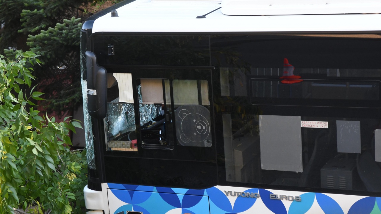 Двама души пострадаха при катастрофа с автобус на градския транспорт в София