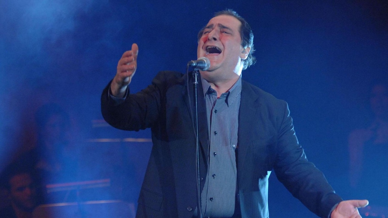 Почина легендарният гръцки певец Василис Карас