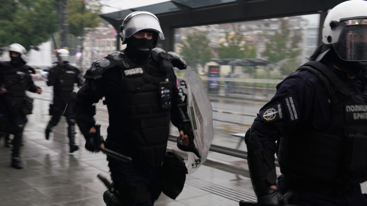 Осем полицаи пострадаха при сблъсъците пред кметството в Белград снощи