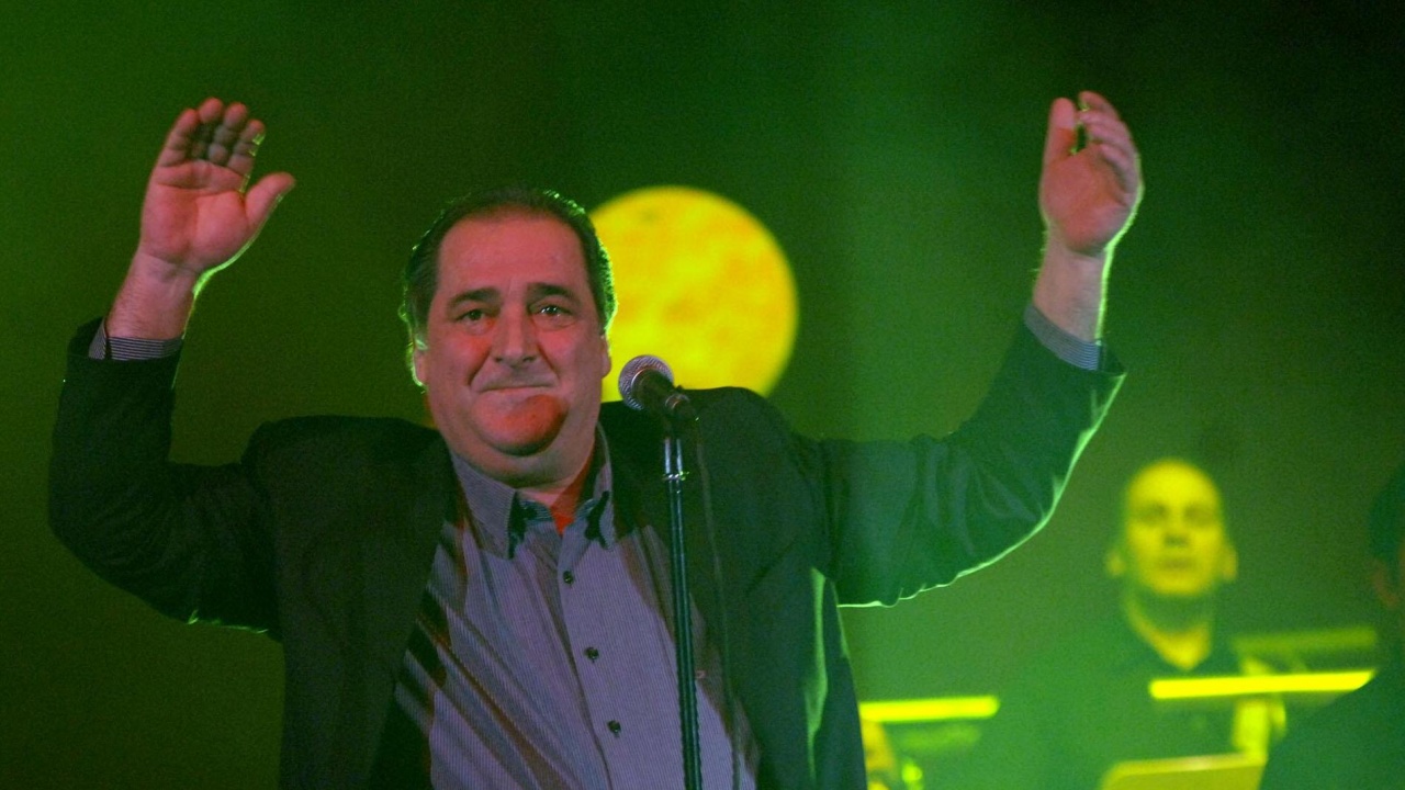 Гърция се прощава с Василис Карас, пеейки негови хитове