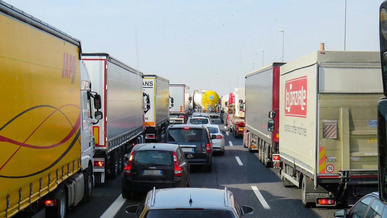 Интензивен е трафикът за товарни автомобили на границите ни с Гърция и Румъния