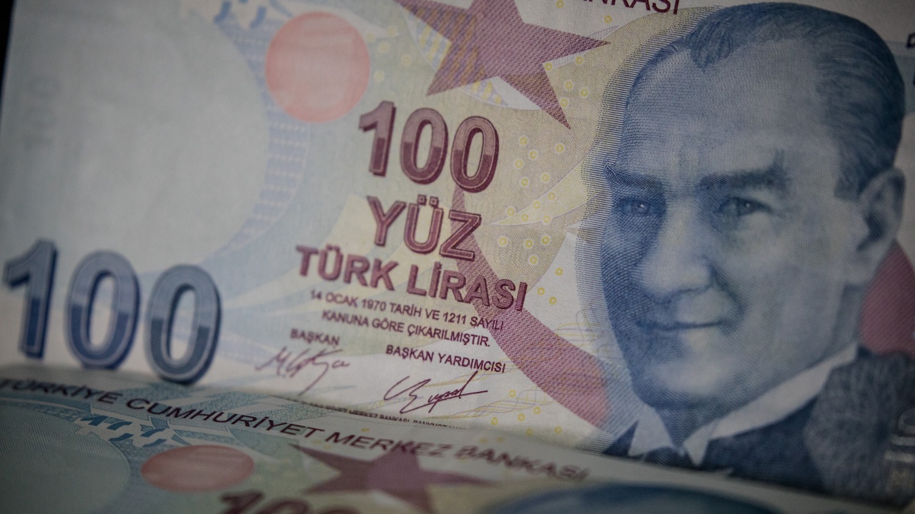 Вдигат минималната заплата в Турция с 49%