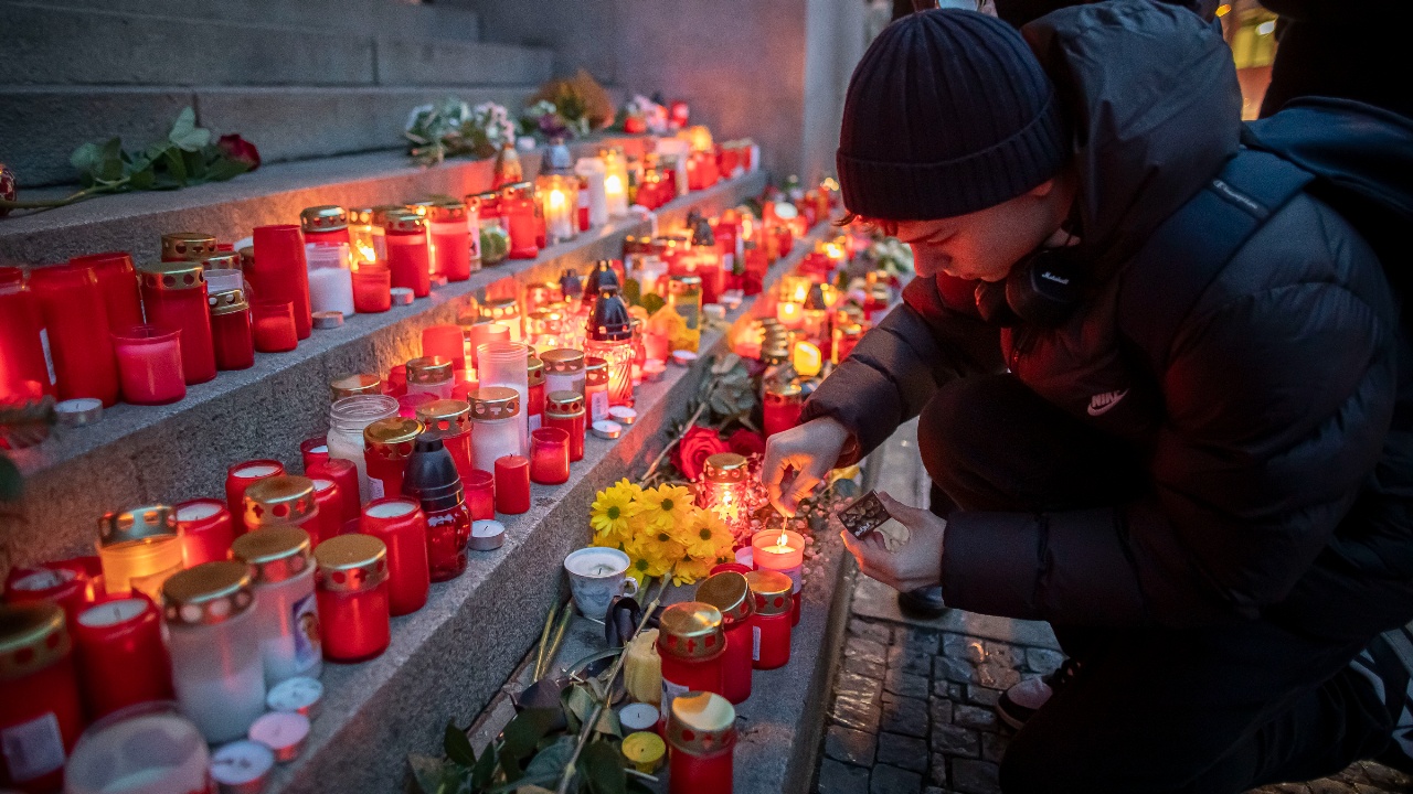 След трагедията: Факултет в Карловия университет в Прага обяви, че отменя зимния семестър
