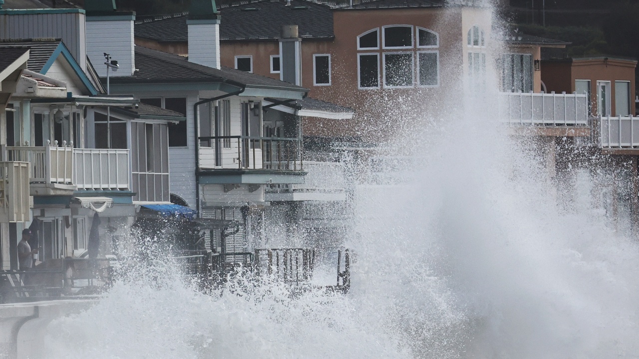 Големи вълни продължават да пораждат риск от наводнения в Калифорния