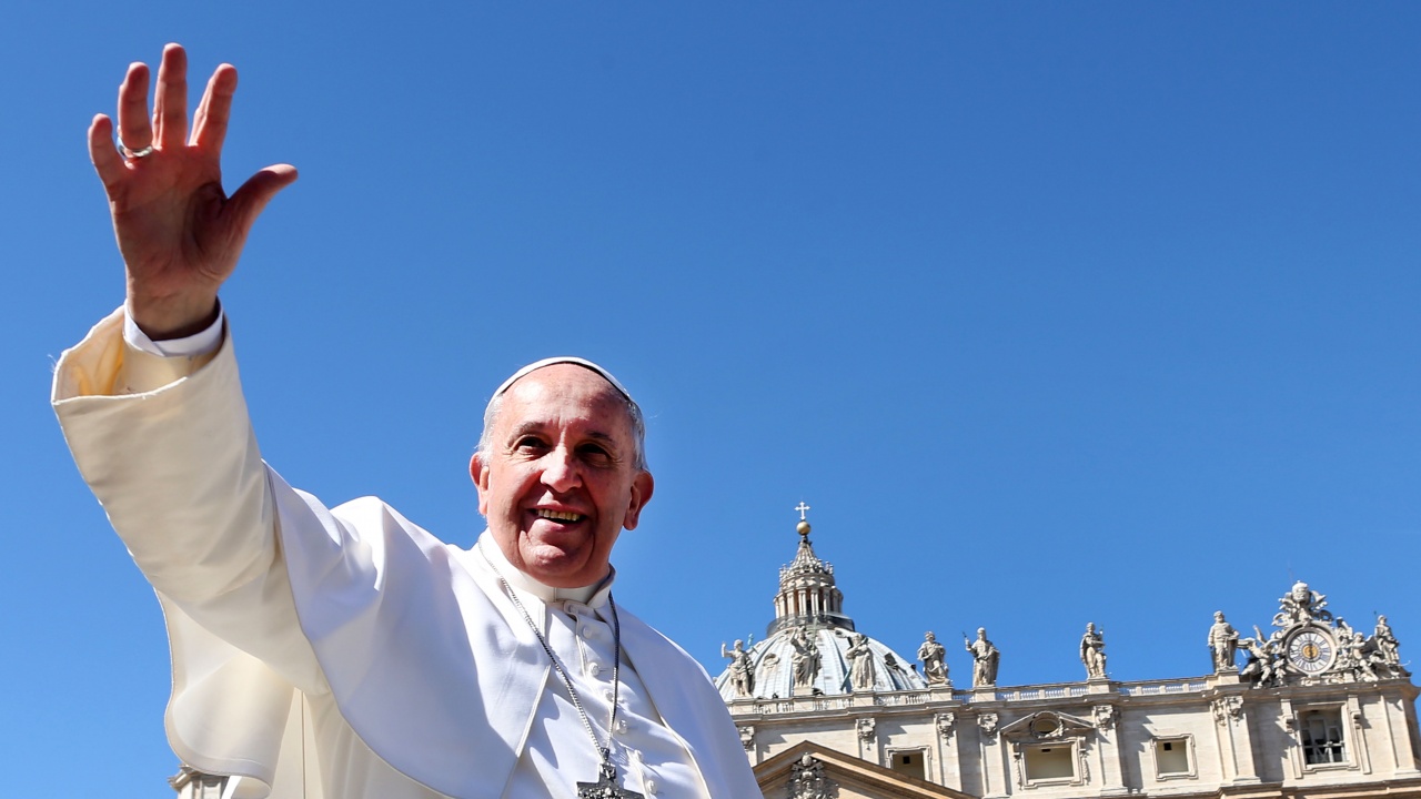 Папа Франциск почете паметта на покойния папа Бенедикт