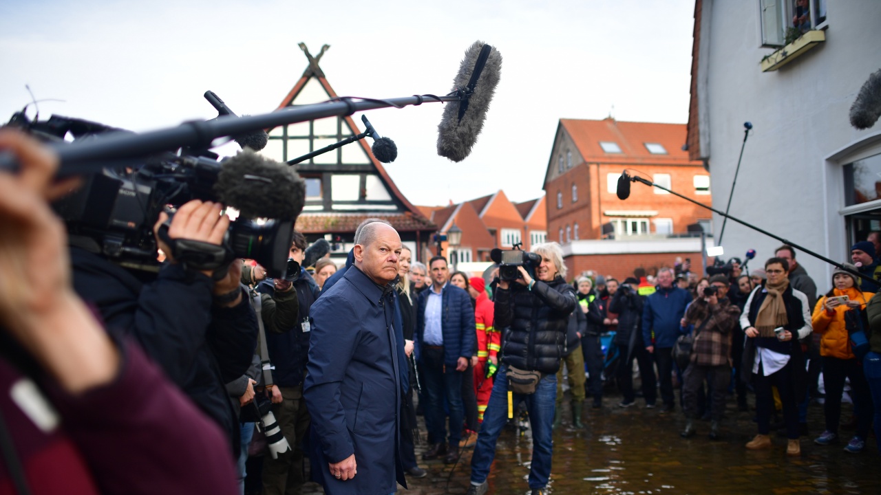 Канцлерът Шолц посети засегнатите от тежките наводнения райони в Германия