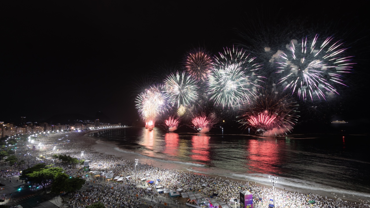 Близо 2 милиона души гледаха новогодишната заря на плажа Копакабана в Рио де Жанейро