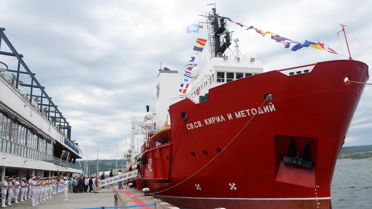 Българският изследователски кораб „Св. св. Кирил и Методий“ спаси бедстваща яхта край Чили