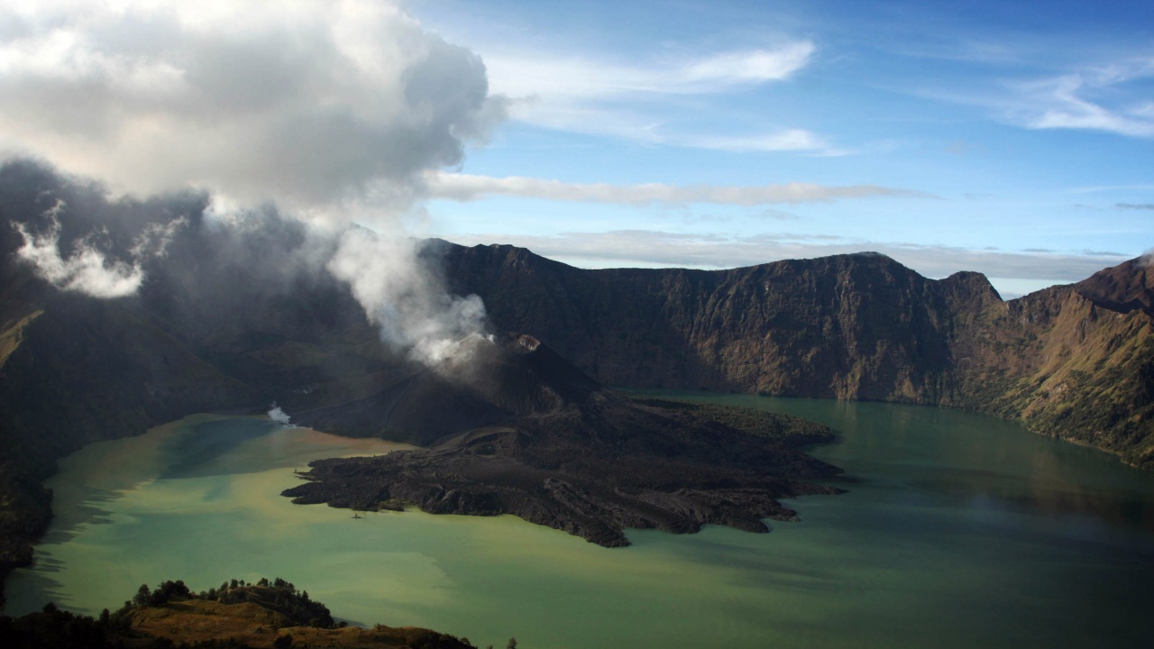 Индонезийски вулкан изхвърли пепел на 1,5 км височина, евакуират хора от района