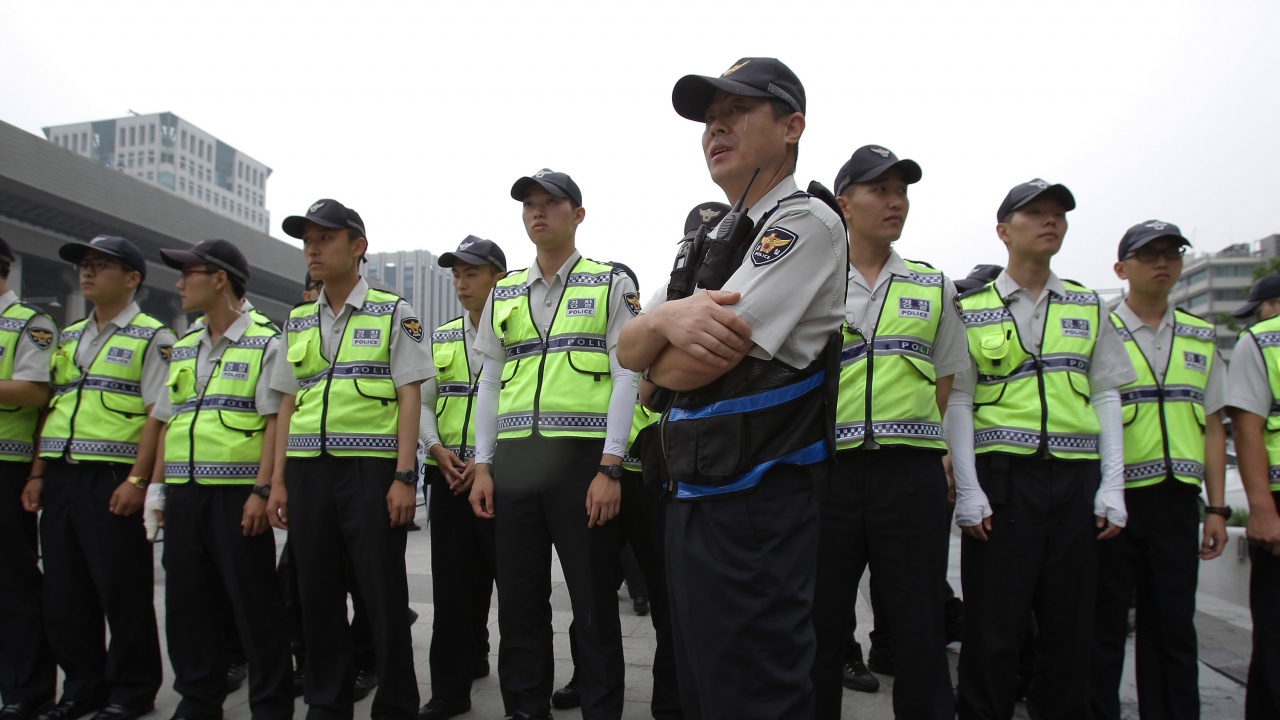 Полицията в Южна Корея обискира жилището на заподозрения в нападение срещу опозиционен лидер