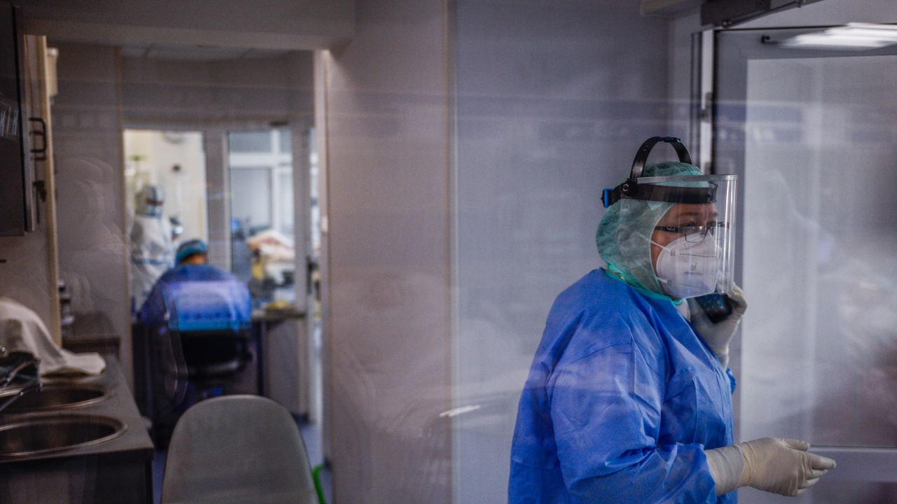 В американски болници връщат маските заради увеличени вирусни инфекции