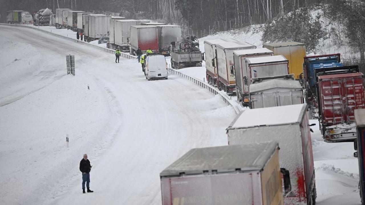 Снежен хаос и минус 43,6°: Доставиха вода и храна на 1000 блокирани шофьори в Швеция