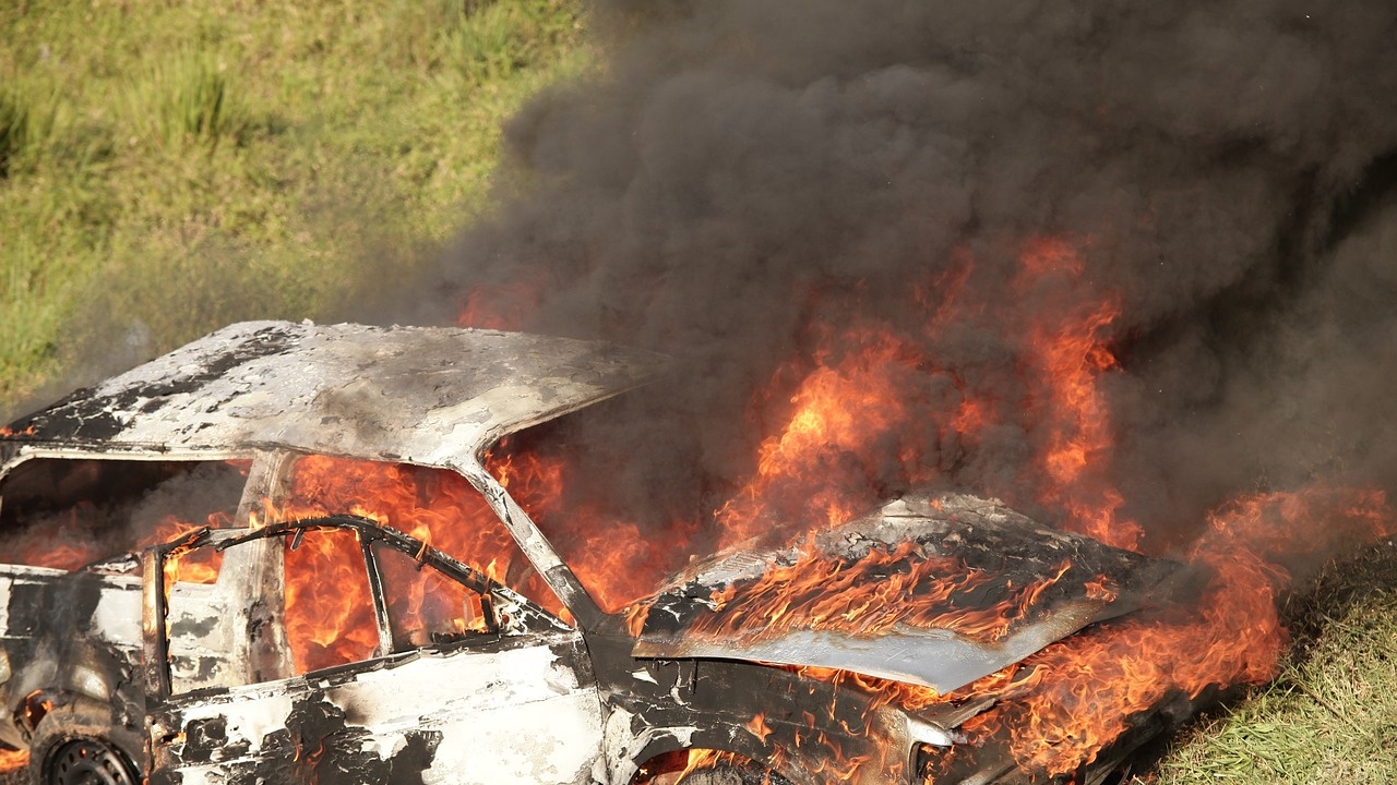 Ужас във Варна: Самоубиец се окова във вериги в колата си и се запали