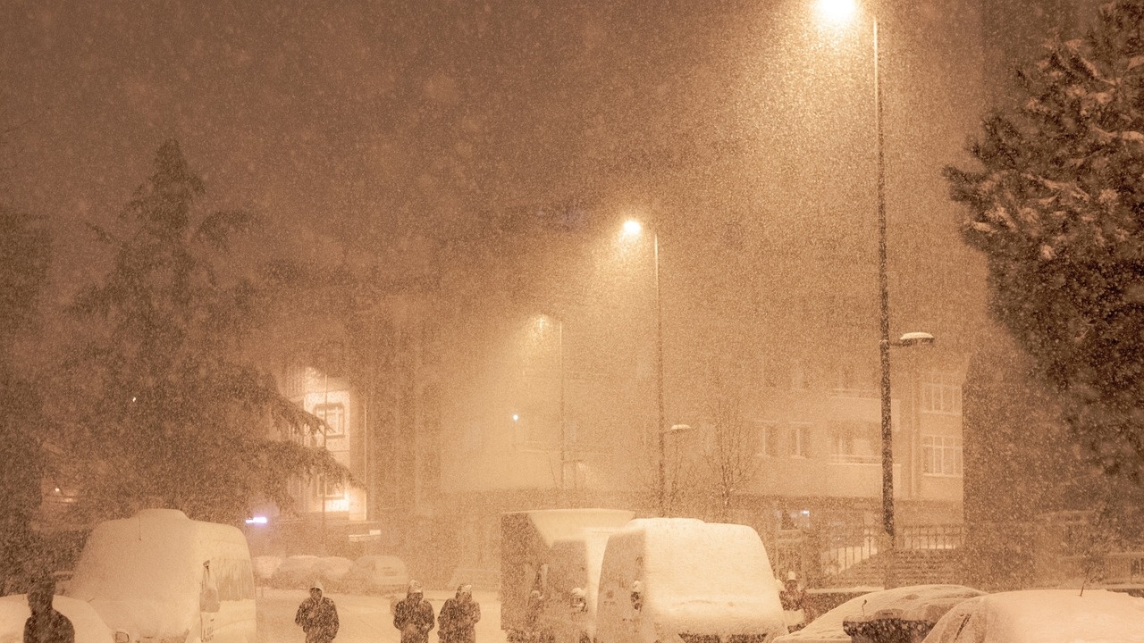 Обилен снеговалеж блокира трафика до стотици населени места в Източна Турция