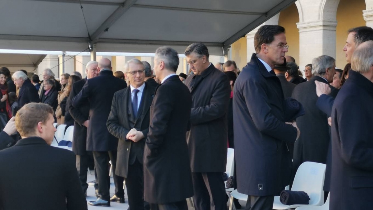 Премиерът Денков отдаде последна почит на Жак Делор