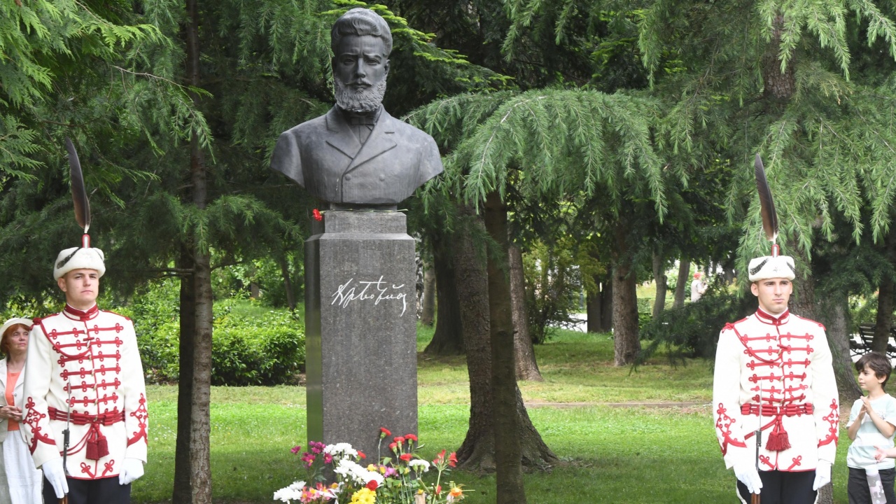 С полагане на венци пред паметника на Христо Ботев бе отбелязана годишнината от рождението му в Кубрат