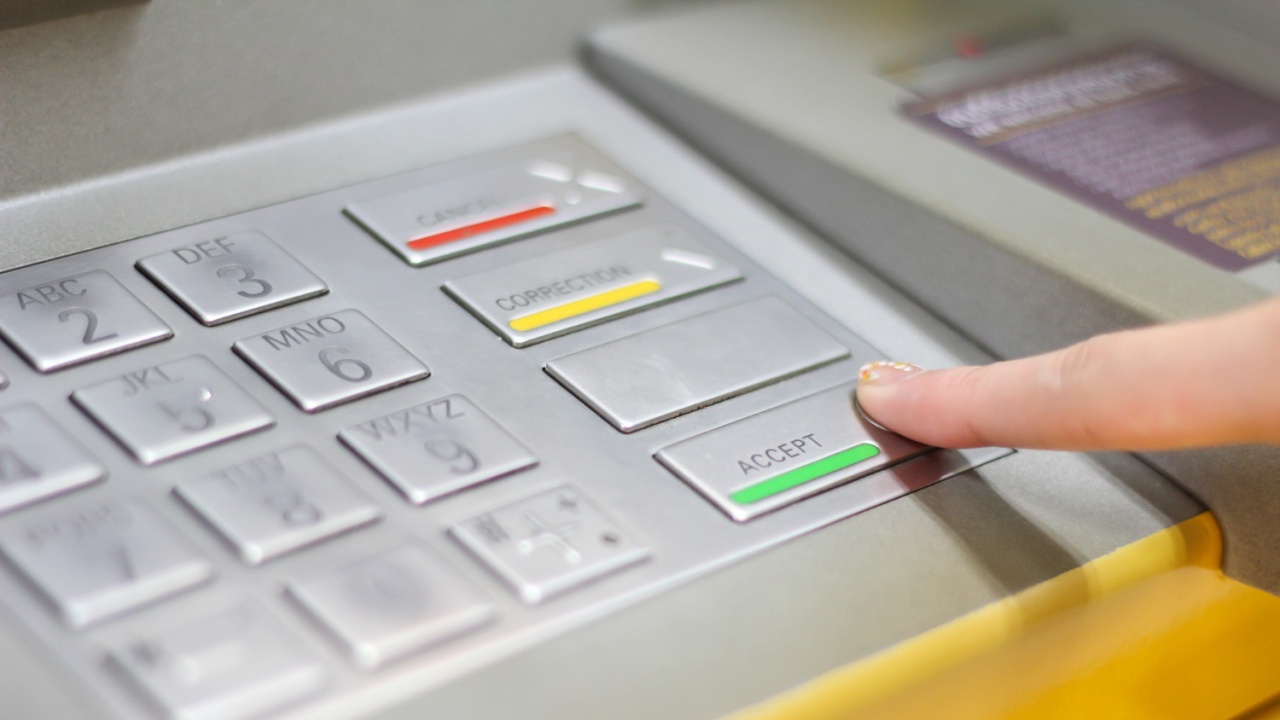 Три безплатни тегления от банкомат и три превода без такса, предвиждат промени в Закона за платежните услуги