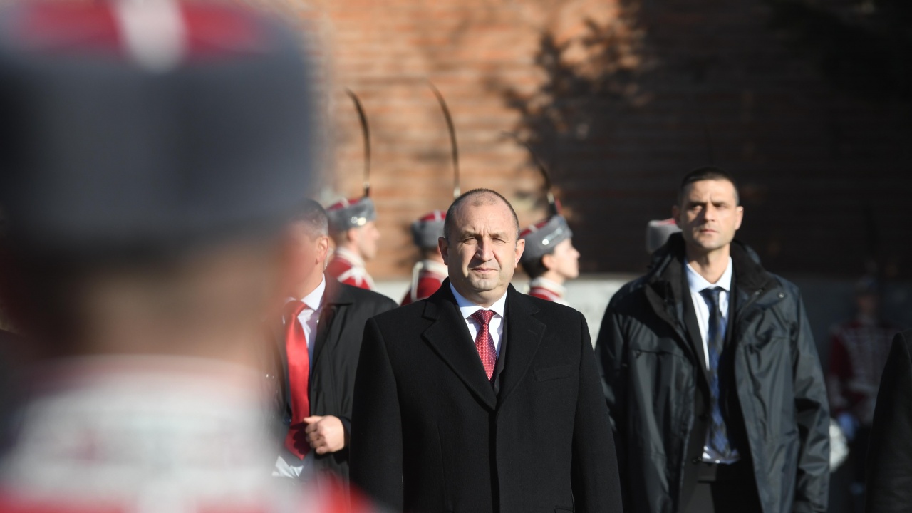 Президентът Румен Радев ще участва в ритуала по водосвет на бойните знамена и знамената светини на Българската армия