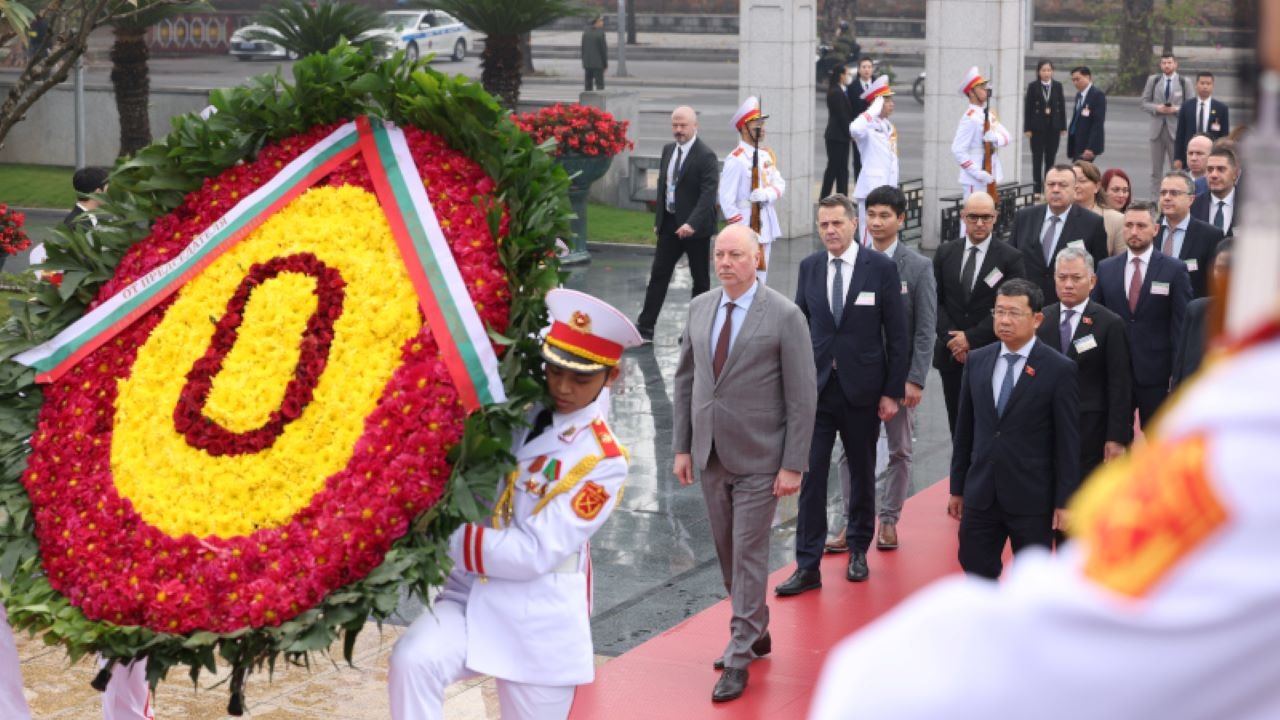 Председателят на НС Росен Желязков и водената от него парламентарна делегация посетиха мавзолея на президента Хо Ши Мин в Ханой