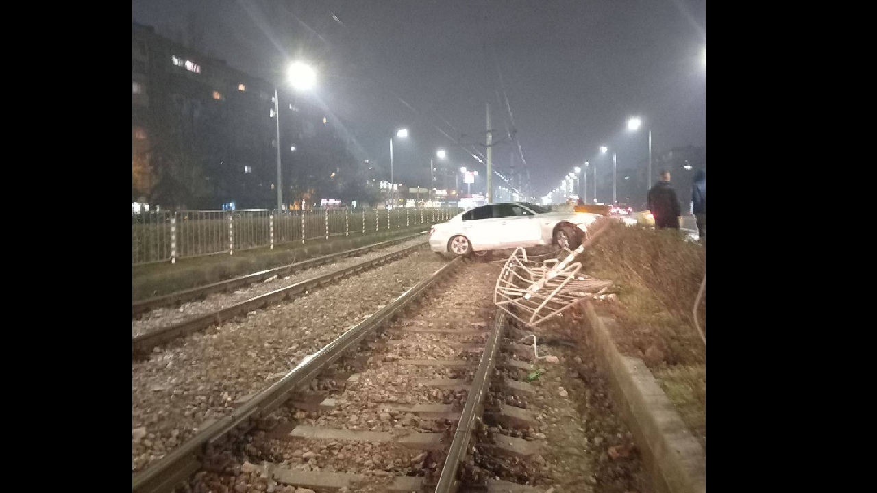 Кола отнесе предпазна ограда и се приземи на трамвайни релси в София