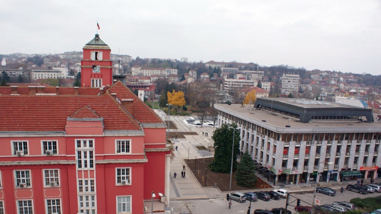 Община Плевен трябва да закупи жилищния блок, предложен за продажба от НЕК, каза кметът на града