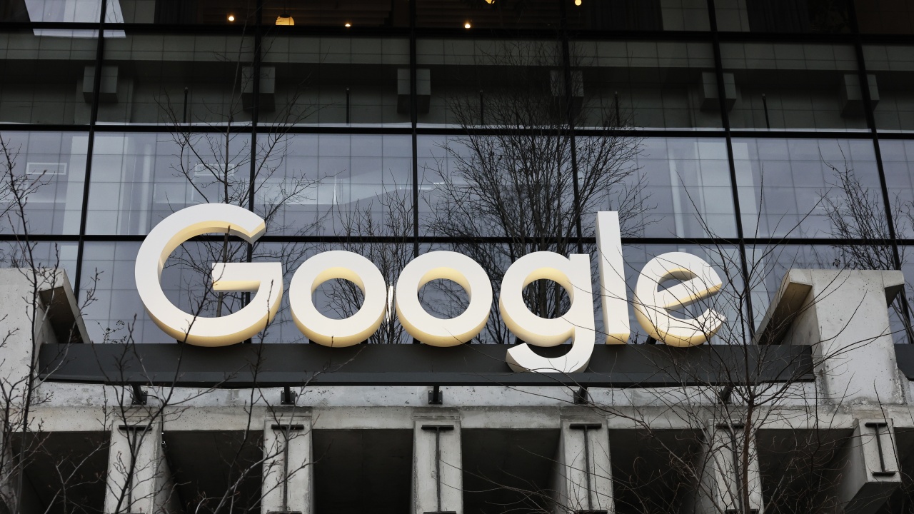 "Гугъл" съкращава стотици служители с цел намаляване на разходите