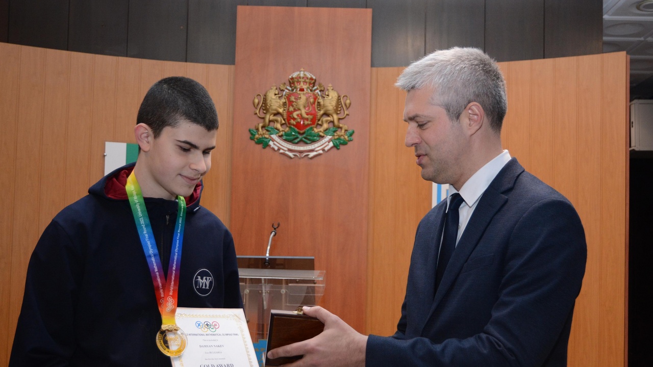 Кметът на Варна награди ученик, спечелил златен медал на математическото състезание в Малайзия