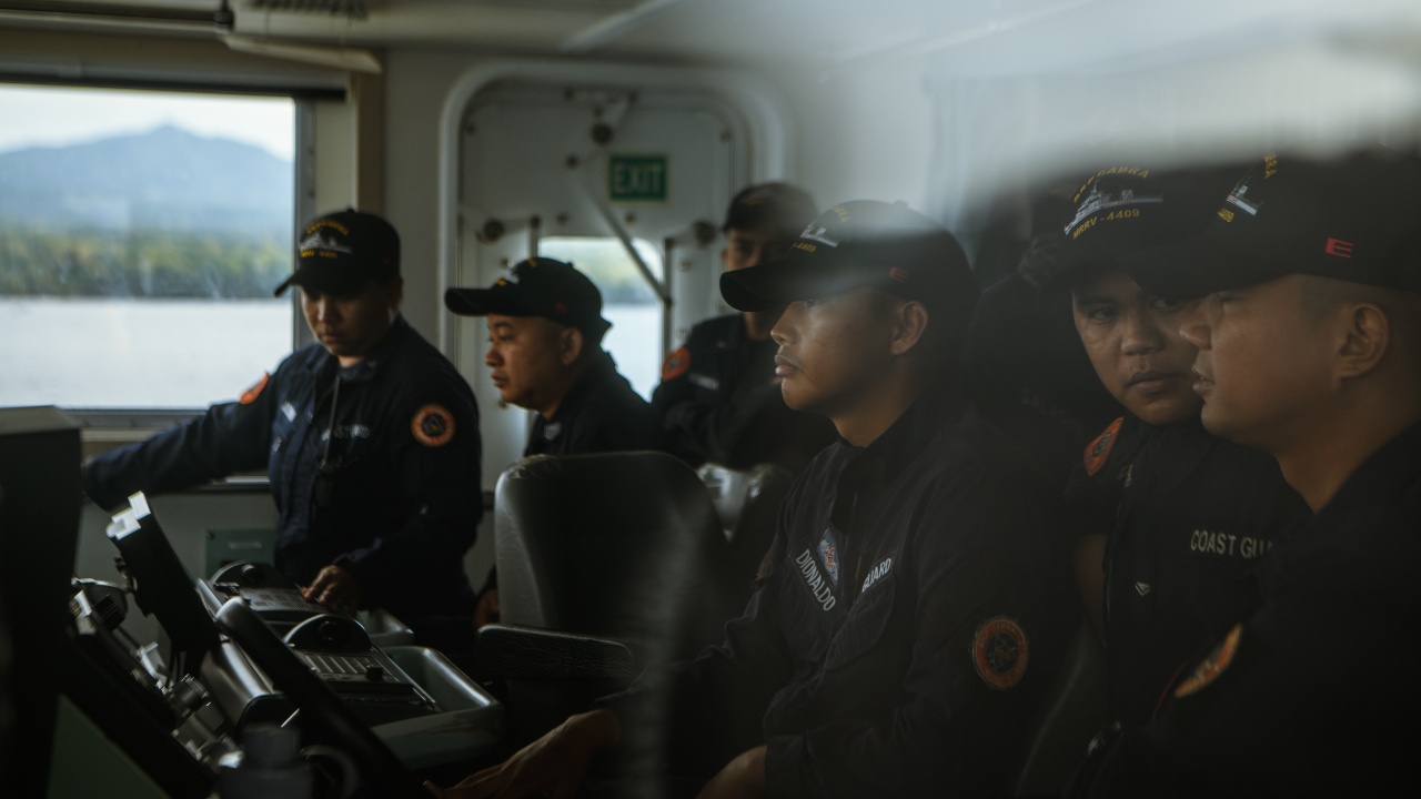 Кораби на китайската брегова охрана навлязоха в спорни води