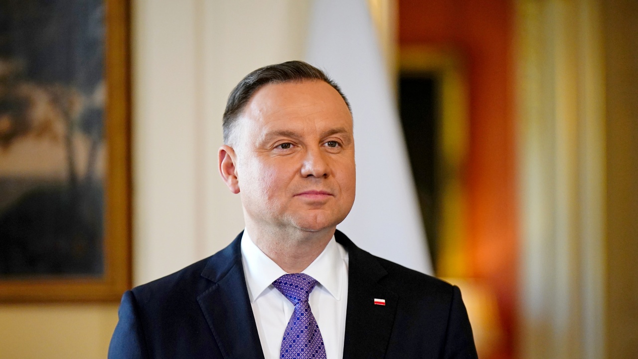 Полският президент обяви, че ще помилва двамата депутати популисти, които са в затвора