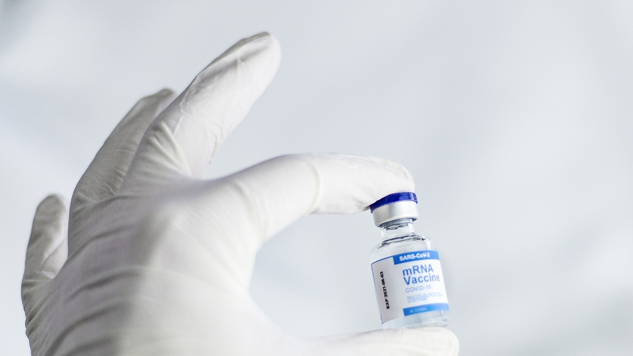 Гърция започва кампания, за да убеди хората в значението на бустерните COVID ваксини