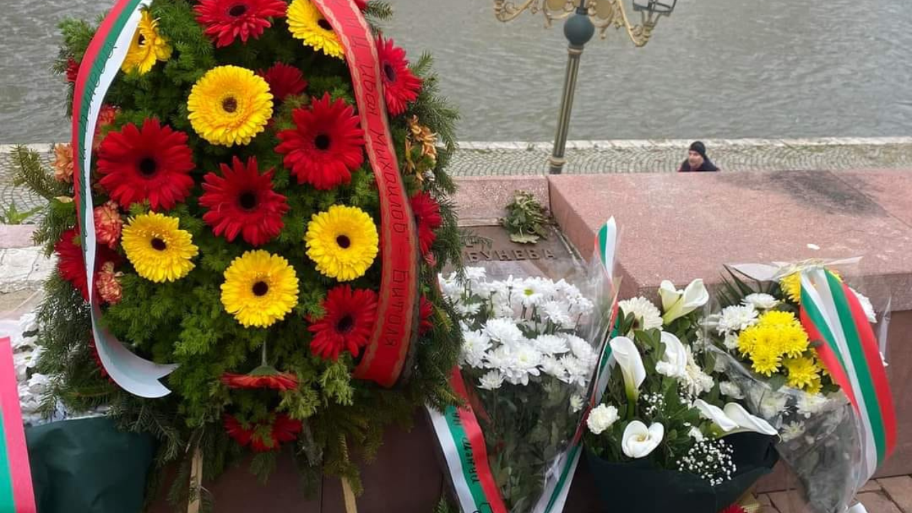 Почит към паметта на Мара Бунева бе отдадена и тази година на паметната ѝ плоча край Вардар в Скопие