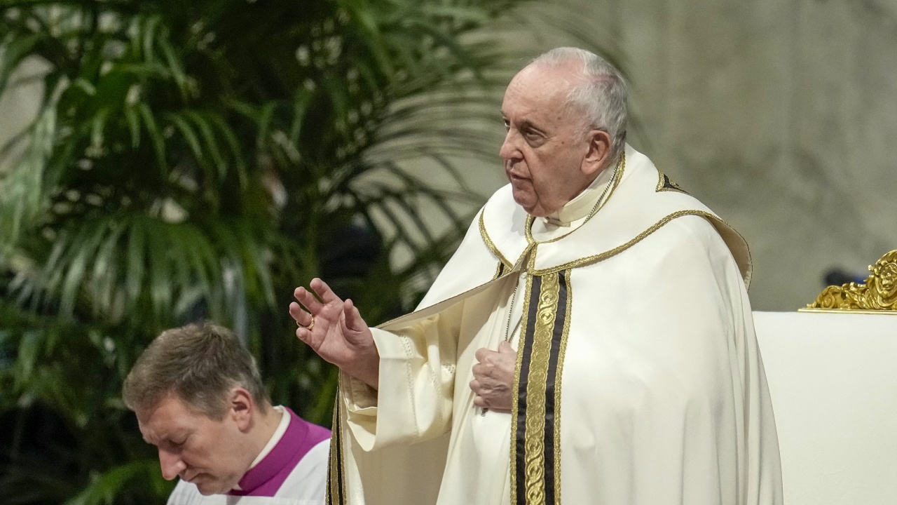 Папата прекъсна речта си заради пристъп