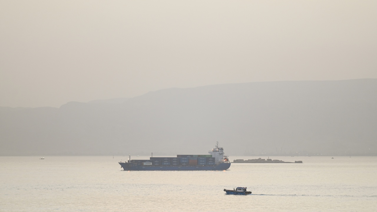 Изпратени са множество съобщения за малки лодки, приближаващи товарен кораб в Аденския залив край Йемен