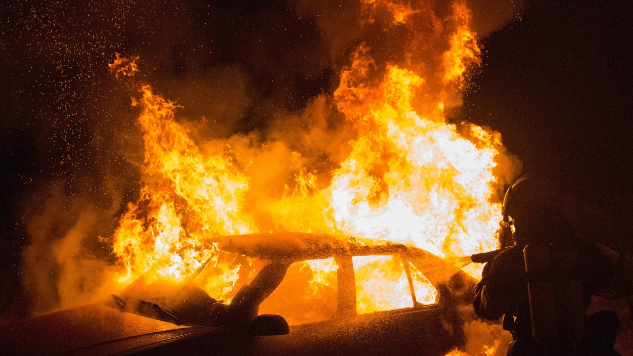 Кола се запали на натоварено кръстовище в Бургас