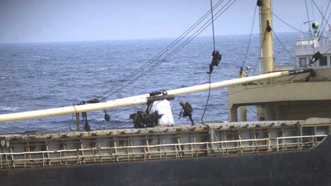 Хутите удариха американски кораб край Йемен