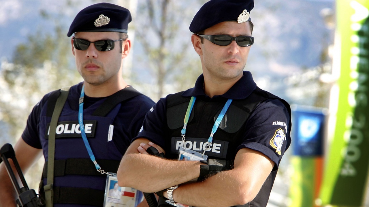 Закопчаха гръцки полицаи заради убийството с 97-те изстрела в Атина