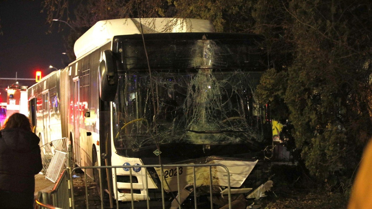 Градски автобус блъсна жена и дипломатическа кола в София
