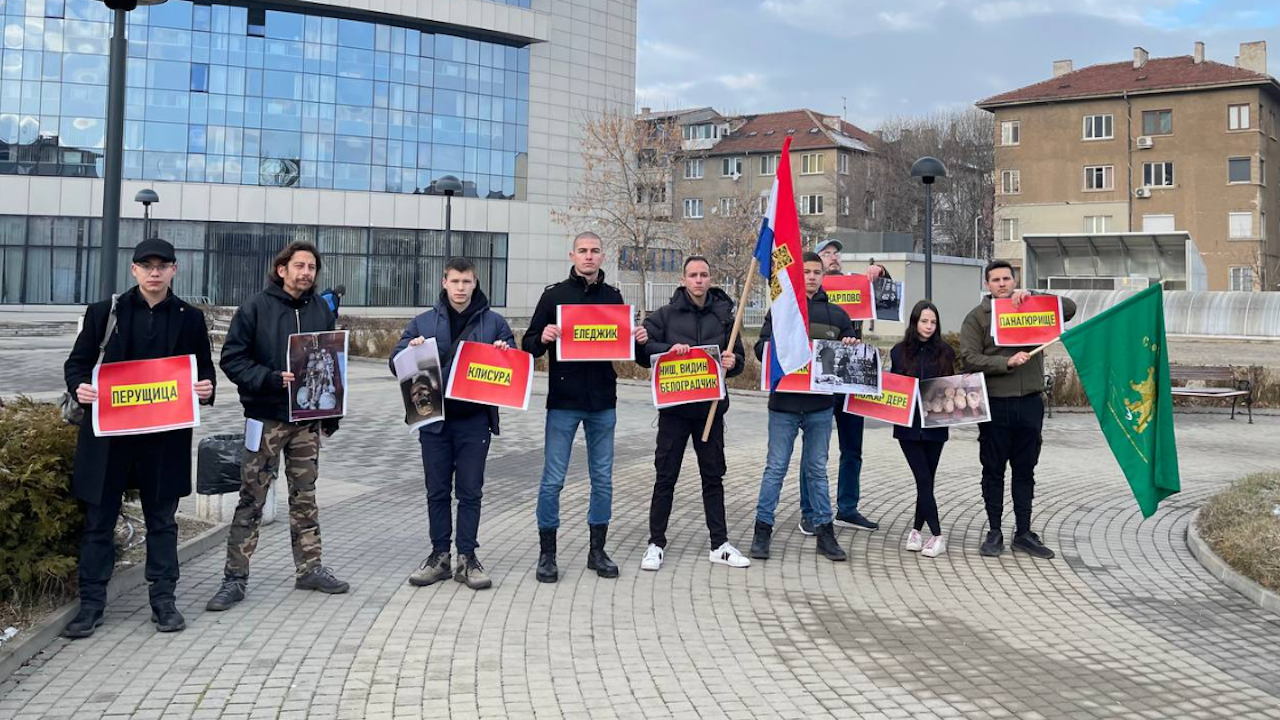 Протест срещу писателя Ибрахим Бялев пред Районната прокуратура в София, гордеел се с Баташкото клане