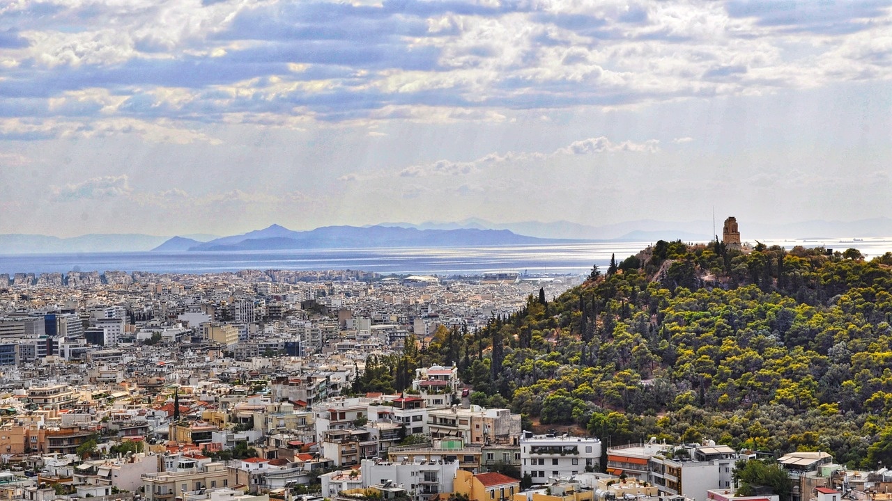 Гръцки изтребители прелитат днес над района на Атина