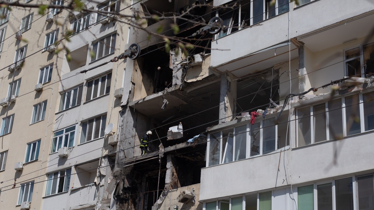 Свален руски дрон повреди тръбопроводи в Одеса, 60 къщи останаха без отопление