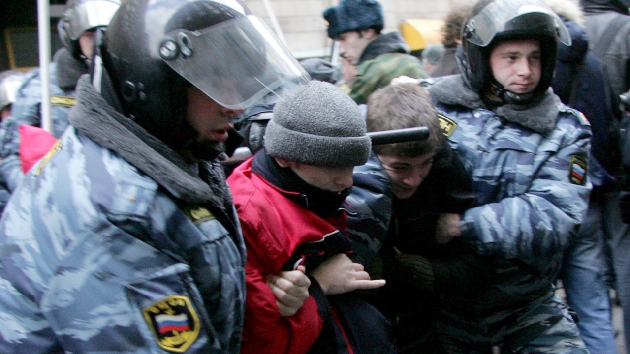 Сблъсъци избухнаха в руски град след осъждане на активист