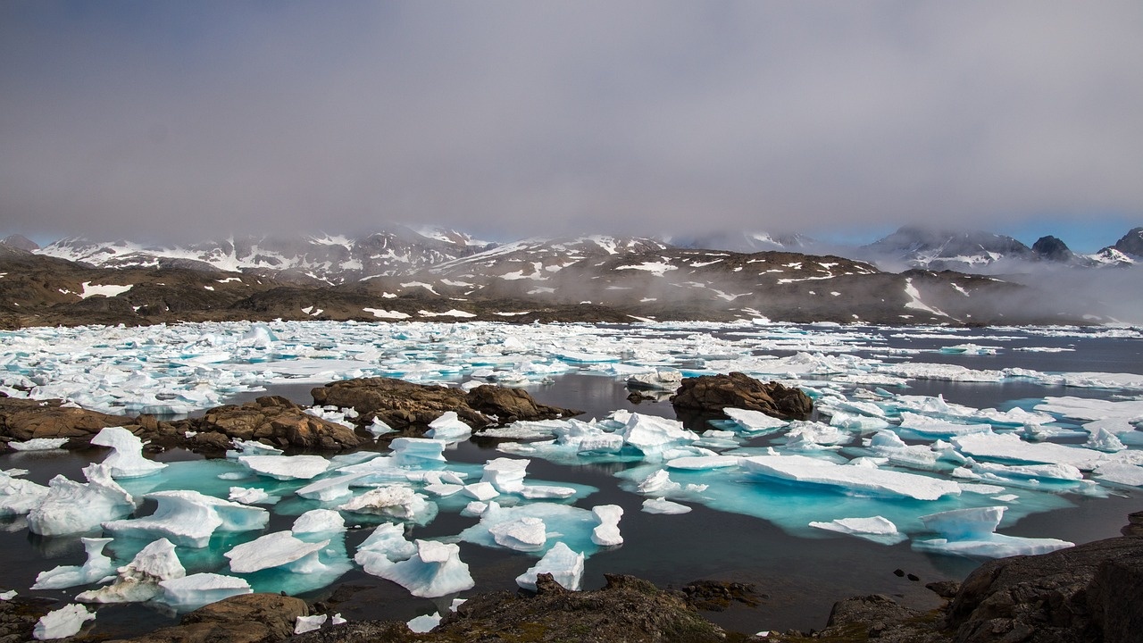 Учени разкриха как се е свивала ледената шапка на Гренландия през изминалите 40 години